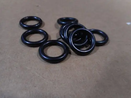 Schwarze O-Ringe auf einer flachen Oberfläche, erkennbar als Teile für Dichtungen. Möglicherweise von der Marke Remeha, die in Heizungsanlagen verwendet wird.